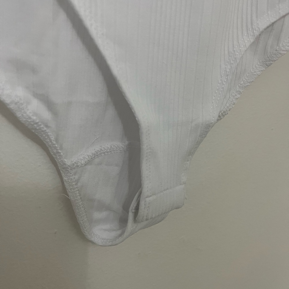 NWT Self E. White Long Sleeve bodysuit. Size Medium. - Picture 3 of 4